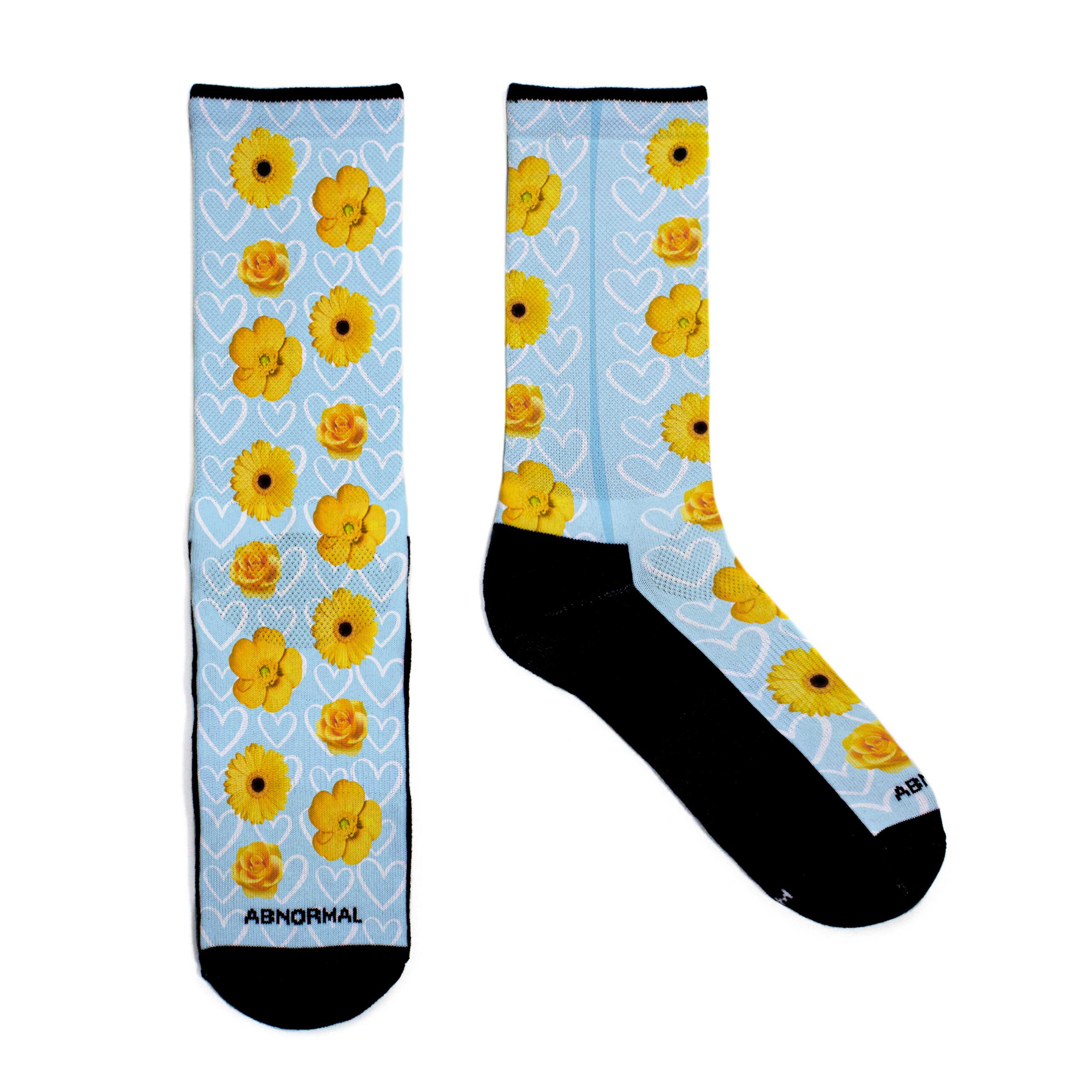 Medias Largas Flores amarillas fondo corazón celeste - Abnormal socks
